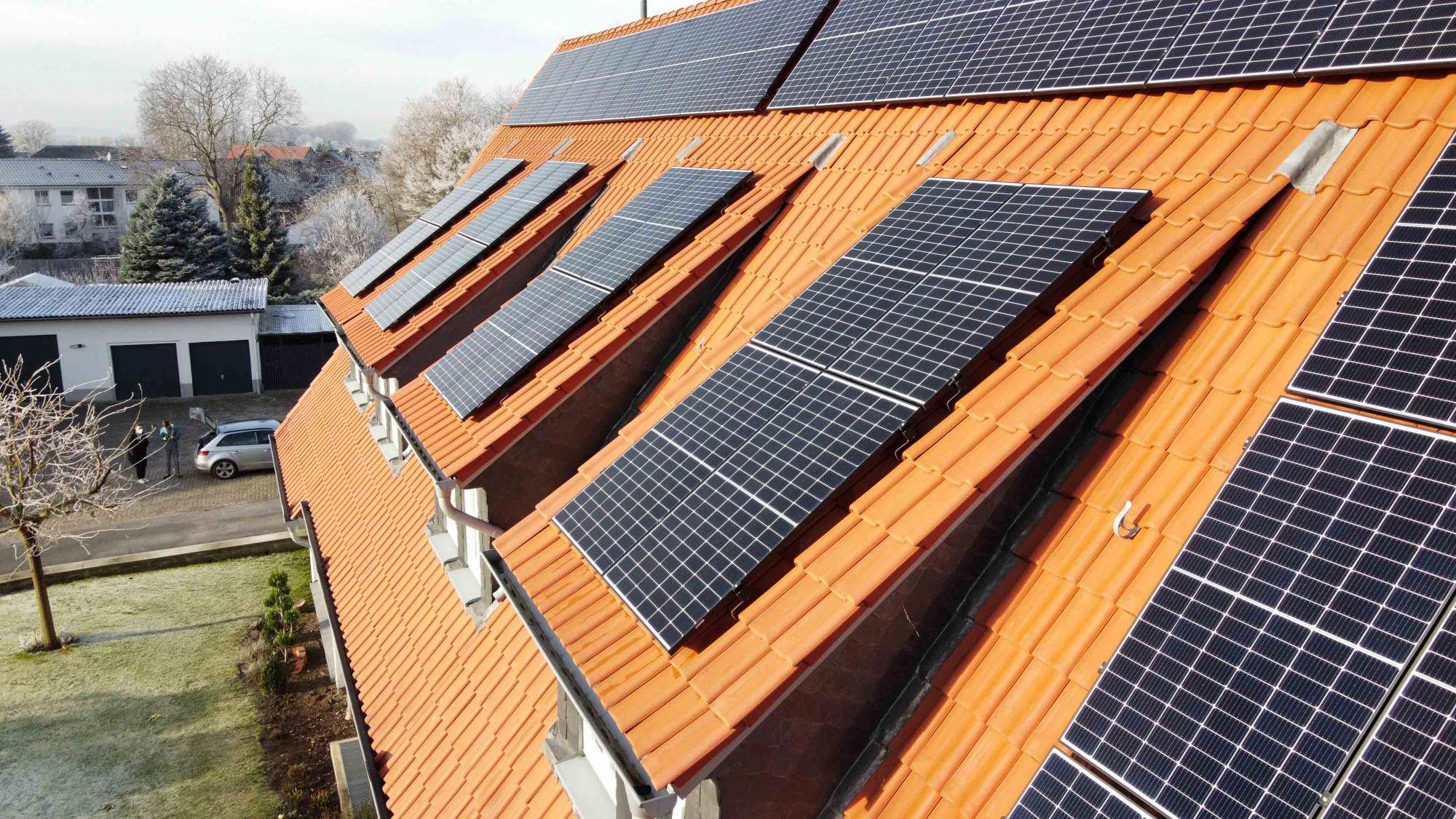 Dach mit Solarpanelen
